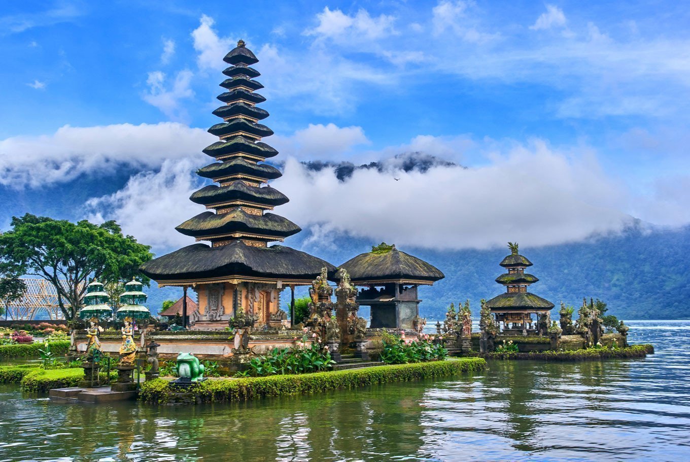 indonesia tourist places in hindi